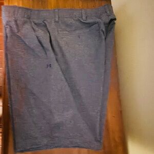 Men’s Under Armour Shorts in grey quick dry gear. Size 42